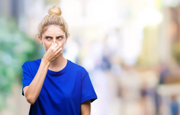 Jovem Mulher Bonita Loira Olhos Azuis Vestindo Camiseta Azul Sobre — Fotografia de Stock