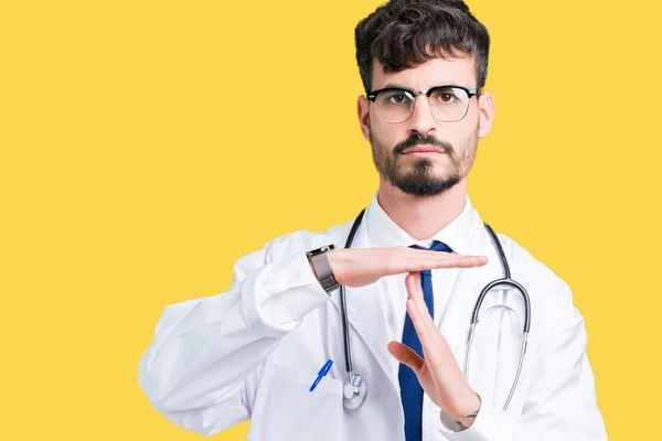 Junger Arzt Trägt Krankenhausmantel Über Isoliertem Hintergrund Und Macht Auszeit — Stockfoto