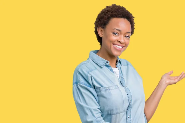 Jovem Bela Mulher Afro Americana Sobre Fundo Isolado Convidando Para — Fotografia de Stock