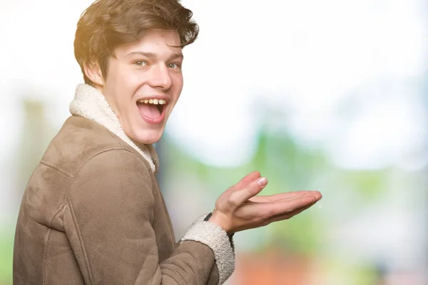 Joven Hombre Guapo Con Abrigo Invierno Sobre Fondo Aislado Señalando —  Fotos de Stock