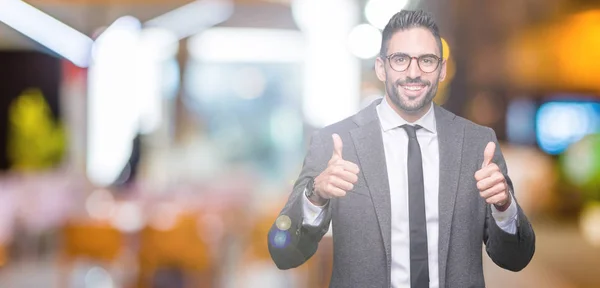 Joven Hombre Negocios Guapo Sobre Signo Éxito Fondo Aislado Haciendo — Foto de Stock