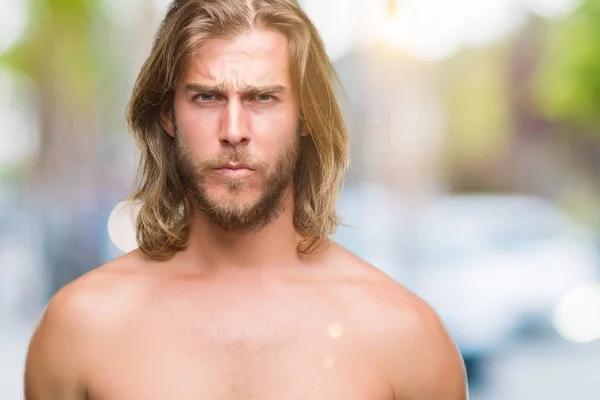 Joven Hombre Guapo Sin Camisa Con Pelo Largo Que Muestra — Foto de Stock