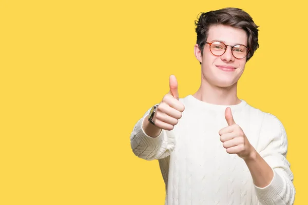 Homem Bonito Jovem Usando Óculos Sobre Fundo Isolado Aprovando Fazer — Fotografia de Stock