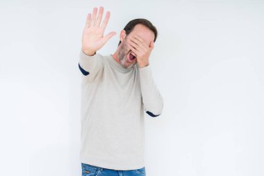 Zarif kıdemli adam elleriyle gözlerini kapsayan izole arka plan üzerinde ve stop jest ile acı ve korku ifadesi. Utandım ve negatif kavramı.