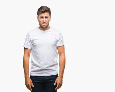 Yakışıklı delikanlı izole arka plan üzerinde depresif ve kızgın ve korkmuş ağlıyor sıkıntı için endişeleniyorum. Üzgün ifade.