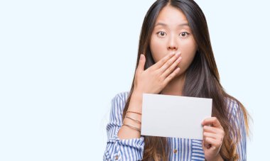 Hata, korku, sessizlik içinde gizli kavramı korkmuş ifade için utanç ile izole arka kapak ağız el ile üzerinden boş kartı tutan Genç Asyalı kadın şok