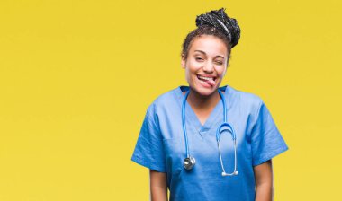 Genç örgülü saç Afro-Amerikan kız profesyonel cerrah dilini izole arka plan üzerinde out komik ifade ile mutlu. Duygu kavramı.