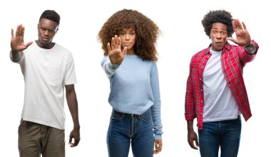 Kolaj Afro-Amerikan grup izole arka stop yapıyor üzerinde insan elin avuç ile şarkı. Negatif ve ciddi bir jest yüz ifadesiyle uyarı.