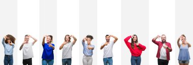 Kolaj farklı etnik gençlerin elle yapma çerçeve ve parmakları ile mutlu yüz gülümseyen beyaz çizgili izole arka plan üzerinde. Yaratıcılık ve Fotoğrafçılık kavramı.