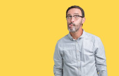 İzole arka plan yapma balık yüzüne dudaklı, çılgın ve komik bir jest gözlük takan yakışıklı orta yaş zarif komuta sizde. Komik ifade.
