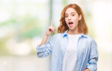 Genç güzel iş kadını ile başarılı fikir parmağı yukarıyı izole arka plan üzerinde. Çıktıktan ve mutlu. Bir numara.