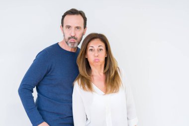 Güzel orta yaş kaç izole arka plan komik surat ile yanakları şişirme aşk içinde. Ağız ile hava, deli ifade şişirilmiş.