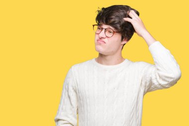 Genç yakışıklı adam gözlük izole arka plan üzerinde yanıltır ve soru hakkında merak ediyorum. Şüphe, kafasına el ile düşünme ile belirsiz. Dalgın kavramı.