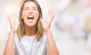 Genç güzel kadın izole arka plan çılgın ve kızgın bağırarak ve agresif ifade ve silah kaldırdı bağırıyor. Hayal kırıklığı kavramı.