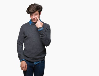 Genç yakışıklı zarif adam izole üzerinde arka plan işaret jest göz izlemek için şüpheli ifade