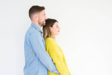 Genç güzel çift togheter izole arka tarafına, seyir üzerinde dinlenmek doğal yüz emin gülümseme ile pozuyla profili.