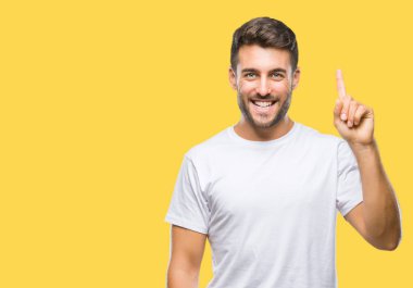 Yakışıklı delikanlı gösterilen ve kendinden emin ve mutlu gülümseyen bir parmak ile işaret eden oktan yukarı izole arka plan üzerinde.