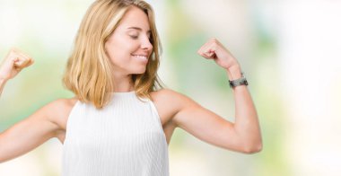 Güzel genç zarif kadın kol kasları gururlu gülümseyen gösterilen izole arka plan yüzünden. Fitness kavramı.