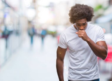 Duygu iyi ve soğuk veya bronşit için semptom olarak öksürük izole arka plan üzerinde Afro Amerikalı adam. Sağlık kavramı.