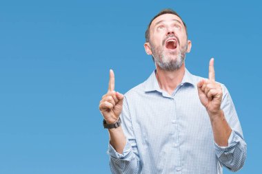 Orta yaş ağarmış üst düzey iş adamı izole arka plan üzerinden hayran ve yukarıya bakıp parmakları ile işaret şaşırttı ve silah kaldırdı.