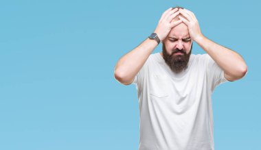 Çünkü çaresiz ve stresli baş ağrısı acı izole arka plan üzerinde rahat t-shirt giyen genç beyaz hipster adam ağrı ve migren. Ellerini kafasına.