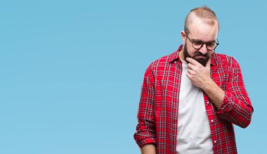 Seyir yorgun ve bıkkın ile depresyon sorun Çapraz kollar ile izole arka plan düşünme üzerinde gözlük takan Genç beyaz hipster adam.