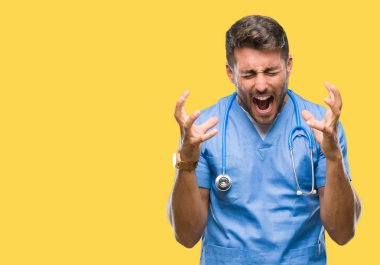 Genç yakışıklı Doktor Hemşire adam kızgın ve çığlık kaldırdı ve kapalı gözleri heyecanlı silah ile başarı için deli kutluyor izole arka plan üzerinde. Kazanan kavramı