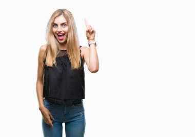 Genç güzel sarışın ve mavi gözlü kadın başarılı fikirle parmağı yukarıyı izole arka plan yüzünden. Çıktıktan ve mutlu. Bir numara.