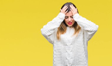 Genç güzel kadın rahat beyaz kazak çünkü umutsuz ve stresli baş ağrısı acı izole arka plan üzerinde ağrı ve migren. Ellerini kafasına.