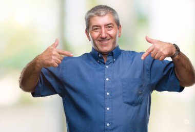 Yüzünde gülümseme ile kendinden emin görünüyorsun, kendini gururlu ve mutlu parmakları ile işaret izole arka plan üzerinde üst düzey yakışıklı.