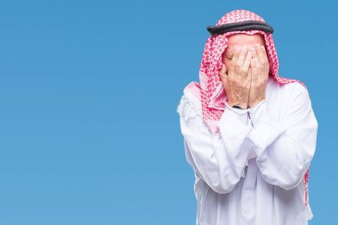 Üst düzey Arap adamın yüzünü elleri ile ağlayarak süre kapsayan üzgün ifade ile izole arka plan üzerinde keffiyeh giydiğini. Depresyon kavramı.