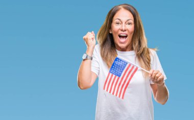 Duygu tezahürat Amerika Birleşik Devletleri bayrağı gurur çığlık ve zafer ve başarı çok heyecanlı, kutluyor izole arka plan üzerinde tutan orta yaş İspanyol kadın
