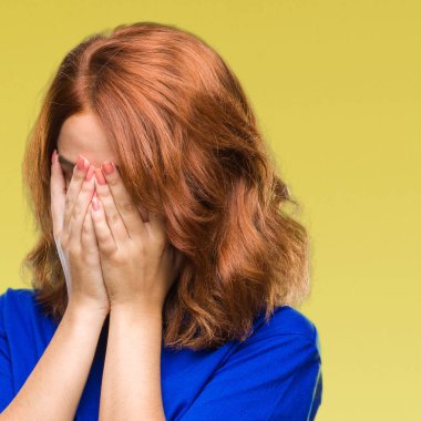 Genç güzel kadın ağlayarak süre elleriyle yüzünü kapsayan üzgün ifade ile izole arka plan yüzünden. Depresyon kavramı.