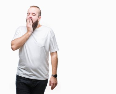 İzole arka plan üzerinde rahat t-shirt giyen genç beyaz hipster adam esneme yorgun kapsayan ağız el ile sıkılmış. Restless ve uyku hali.