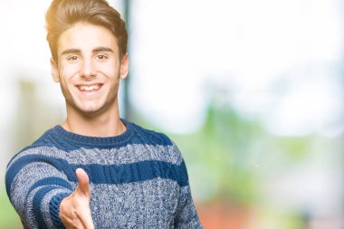 Yakışıklı delikanlı olarak tebrik ve konuksever dost sunan karşılıklı gülümseyen izole arka plan üzerinde. Başarılı iş.