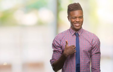 Hareketi el ile mutlu yaşasın yapıyor izole arka plan üzerinde genç Afro-Amerikalı iş adamı. Kameraya bakarak başarı gösteren ile ifade onaylama.