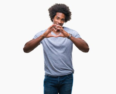 Kalp simgesi ve elleriyle şekil gösterilen aşık gülümseyen izole arka plan üzerinde Afro Amerikalı adam. Romantik kavramı.