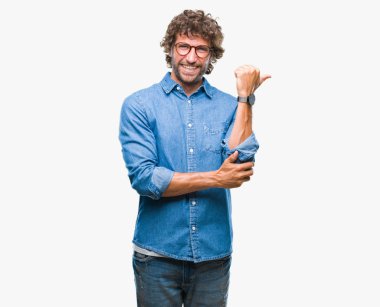 Seyir ve başparmak yanında yukarıyı mutlu yüz ile gülümseyen izole arka plan üzerinde gözlük takan yakışıklı İspanyol modeli adam.