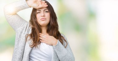 Artı boyutu genç kadın güzel kış ceket üzerinde izole arka plan hastalık ve ateş, grip ve soğuk, virüs hasta için alın dokunmadan