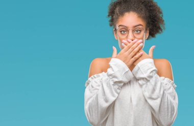 Genç afro Amerikalı kadın üzerinde gözlük takan arka plan ağız hata için elleriyle kapsayan şok izole. Gizli kavramı.