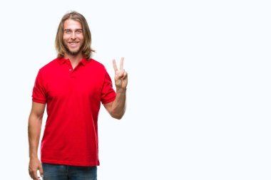 Gösterilen ve parmakları ile işaret izole arka plan üzerinde uzun saçlı yakışıklı delikanlı ikincisi ise kendinden emin ve mutlu gülümseyerek.