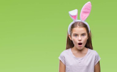 Paskalya bunny kulaklar korkuyor ve şok sürpriz ifade, korku ve heyecan yüz ile izole arka plan üzerinde giyen genç güzel kız.