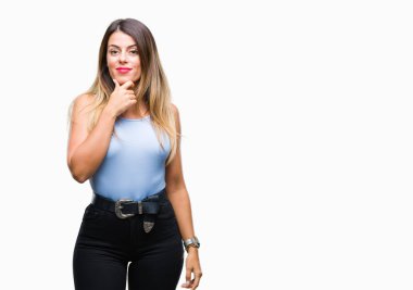 Genç güzel şık iş kadını emin çapraz kollar ve çeneme kaldırdı el ile gülümseme ile kameraya bakarak izole arka plan üzerinde. Pozitif düşünce.