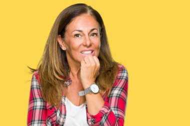 Tırnak ısırma dudaklarından eller orta yaş yetişkin kadın stresli ve gergin ile izole arka plan üzerinde rahat gömlek giymiş. Anksiyete sorunu.