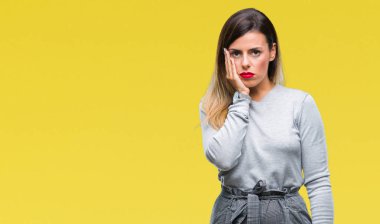 Genç güzel işçi iş kadını seyir yorgun ve bıkkın ile depresyon sorun Çapraz kollar ile izole arka plan düşünme üzerinde.