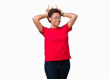 Neşeli gülümseyen izole arka plan tavşan kulakları, komik ve çılgın baş parmaklar ile poz üzerinde gözlük güzel genç Afro-Amerikan kadın