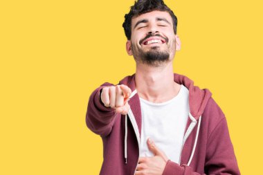 İzole genç yakışıklı adam arka plan sizin parmak el kamerasıyla göğüs üzerinde utanç ifadesi işaret eden gülme