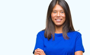 Genç Asyalı kadın izole arka plan mutlu yüz çapraz silah kameraya bakarak ile gülümseyen yüzünden. Olumlu bir kişi.