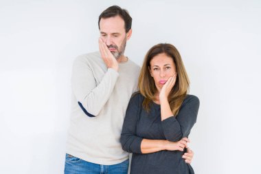 Güzel orta yaş kaç izole arka plan düşünme seyir üzerinde aşk sonra yorgun ve sıkılmış çapraz silah depresyon sorunları ile.