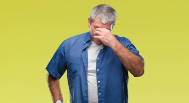 İzole arka burun ve göz yorgunluğu ve baş ağrısı duygu sürtünme yorgun yakışıklı üst düzey adam. Stres ve hayal kırıklığı kavramı.